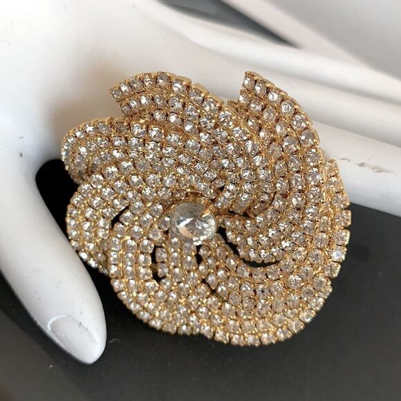 Vtg total prong set floral rhinestone pin 2” round - Picture 5 of 7